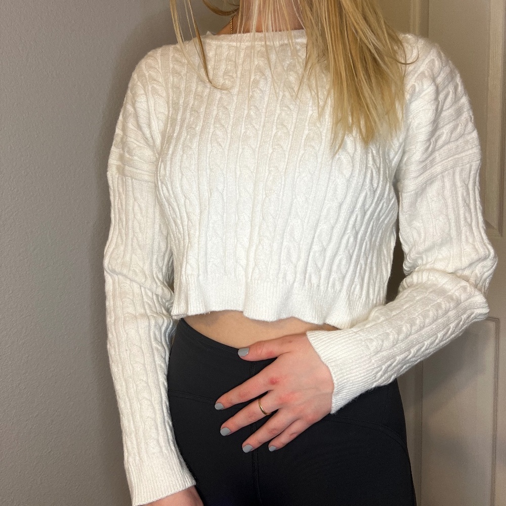 White Cropped Chuncky Cable Knit Sweater